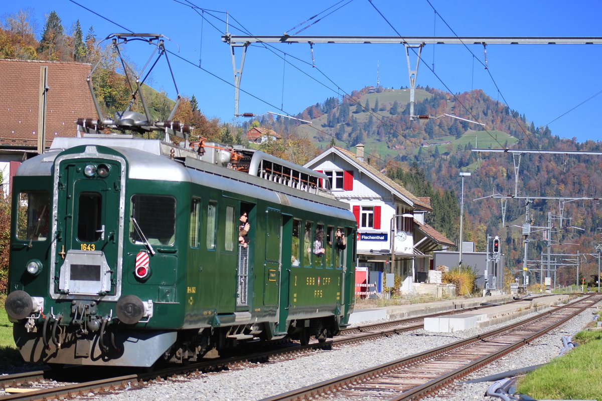 BDe 4/4 1643  Wyländerli  vom SBB Historic Team Winterthur erreichte am 14. Oktober 2017 den Bahnhof Fischenthal. Danach wartete das  Wyländerli  auf den  Rehbock  ab und fuhr dann weiter auf Bachtelrundfahrt zurück nach Bauma.