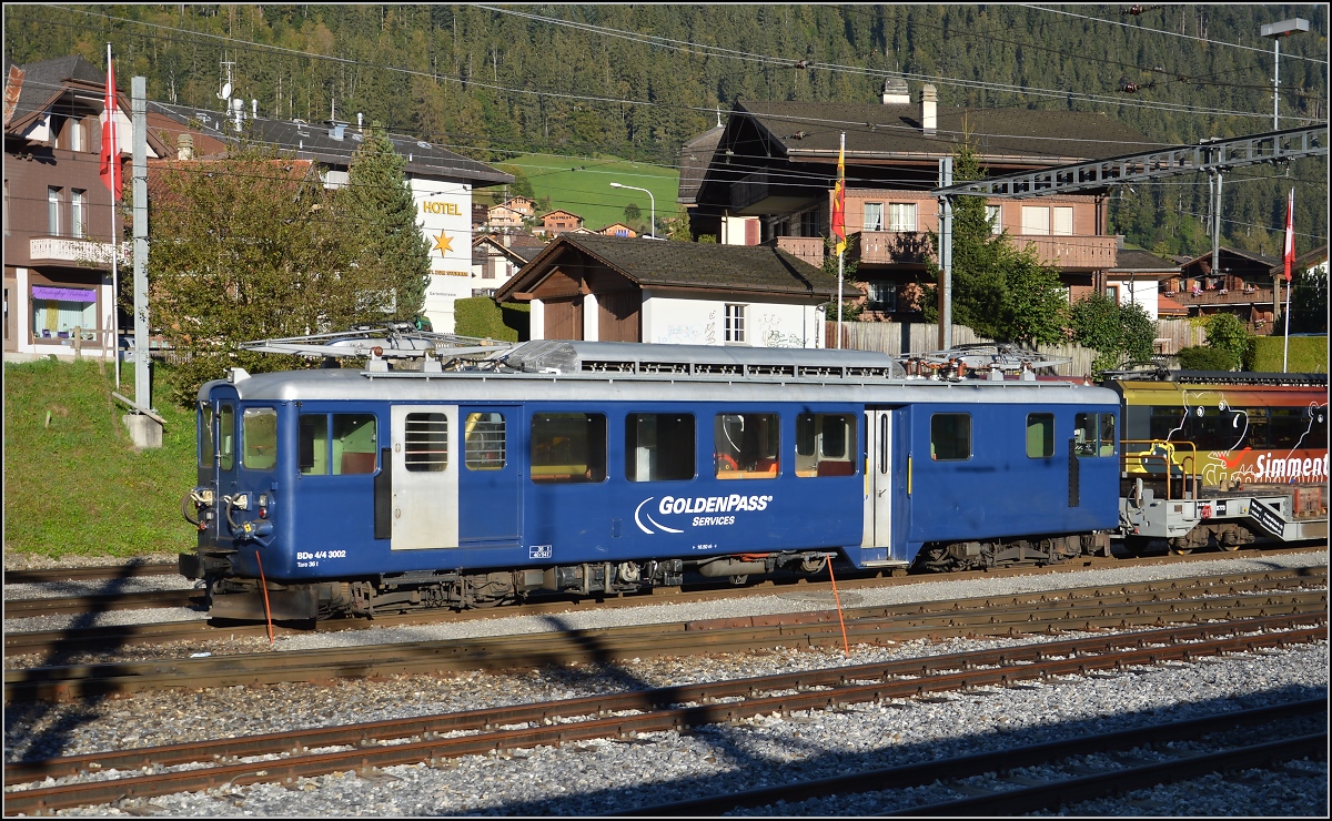 BDe 4/4 3002 der Montreux-Oberland-Bahn in Zweisimmen. Dieser Triebwagen wurde 1944 von der SIG und BBC gebaut. 2012 hat er den dunkelblauen Anstrich für ein Dienstfahrzeug erhalten. September 2014. 