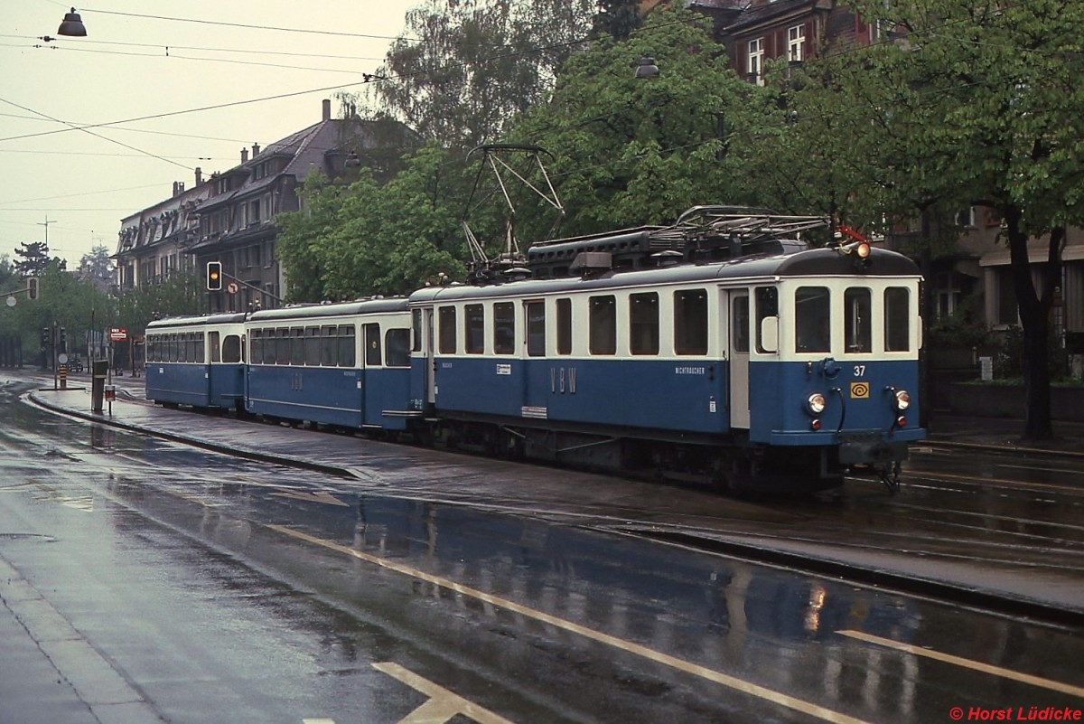 BDe 4/4 37 (SIG/MFO 1913, Umbau 1958) der Vereinigten Bern-Worb-Bahnen (heute Regionalverkehr Bern-Solothurn) hat sich im Mai 1980 in Bern auf dem Weg nach Worb gemacht. Das Fahrzeug wurde ursprünglich als CFe 4/4 102 für die Worblentalbahn gebaut. Bei- und Steuerwagen stammen von der 1968 eingestellten Kleinbahn Pforzheim-Ittersbach. Zum Zeitpunkt der Aufnahme wurden auf der Strecke über Muri noch Altbaufahrzeuge eingesetzt, während auf der Verbindung Bern-Worblaufen-Worb die damals modernen Be 4/8 41-47 unterwegs waren.
