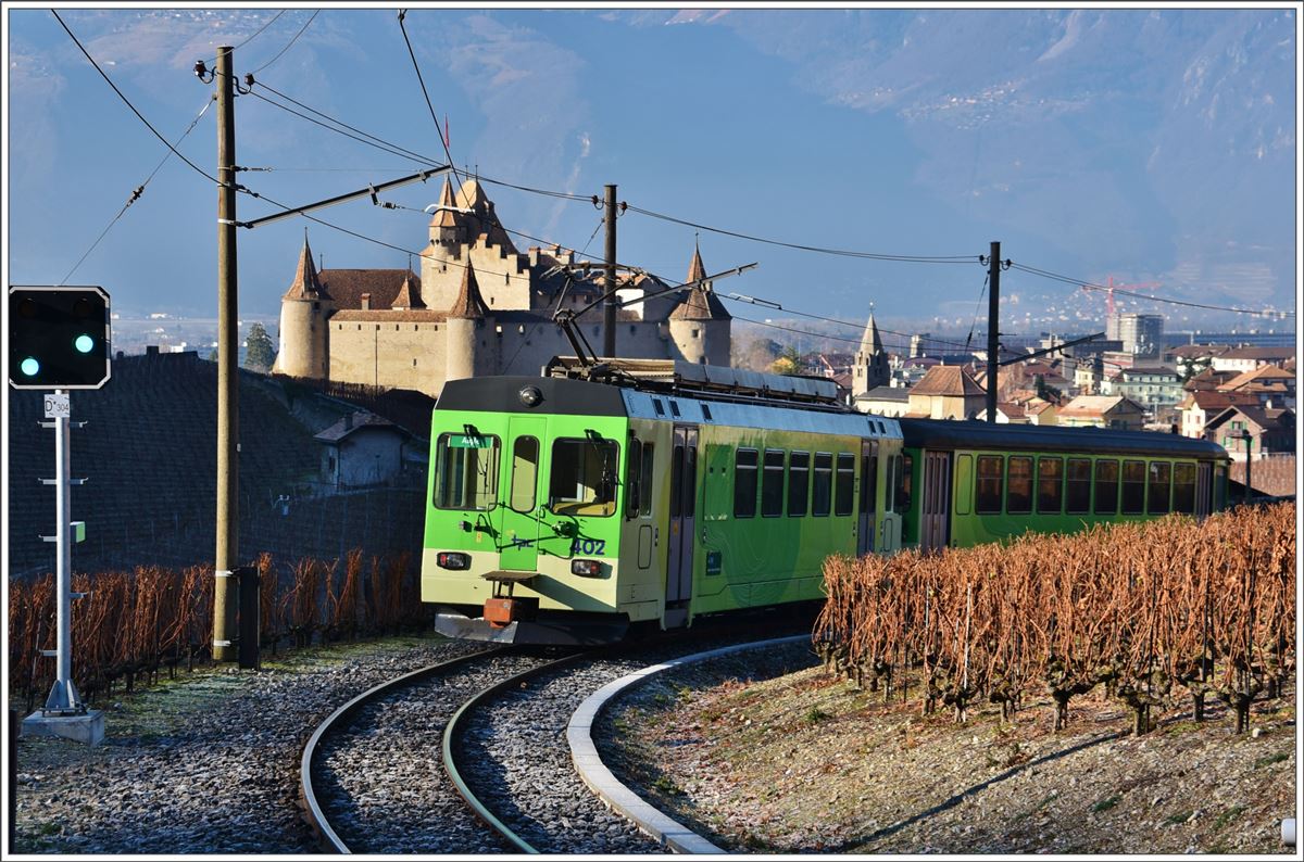 BDe 4/4 402 + Bt432 passieren das Schloss auf dem Weg nach Aigle CFF. (14.12.2016)