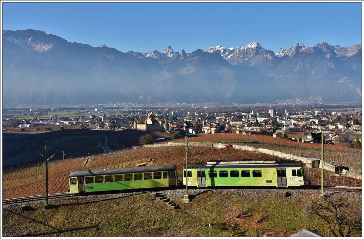 BDe 4/4 403 + Bt oberhalb vom Dèpôt ASD an der Strecke nach Les Diablerets und Blick auf das Schloss Aigle. (14.12.2016)