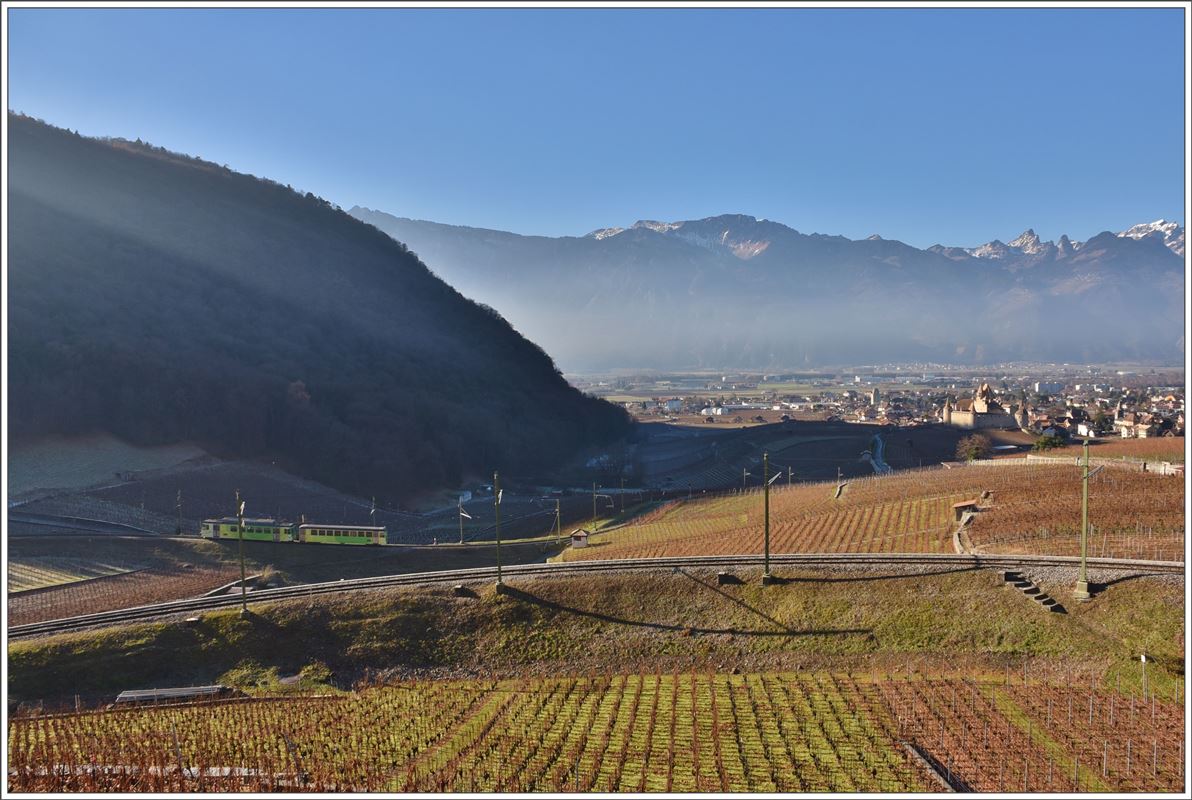 BDe 4/4 403 + Bt oberhalb vom Dèpôt ASD an der Strecke nach Les Diablerets und Blick auf das Schloss Aigle. (14.12.2016)