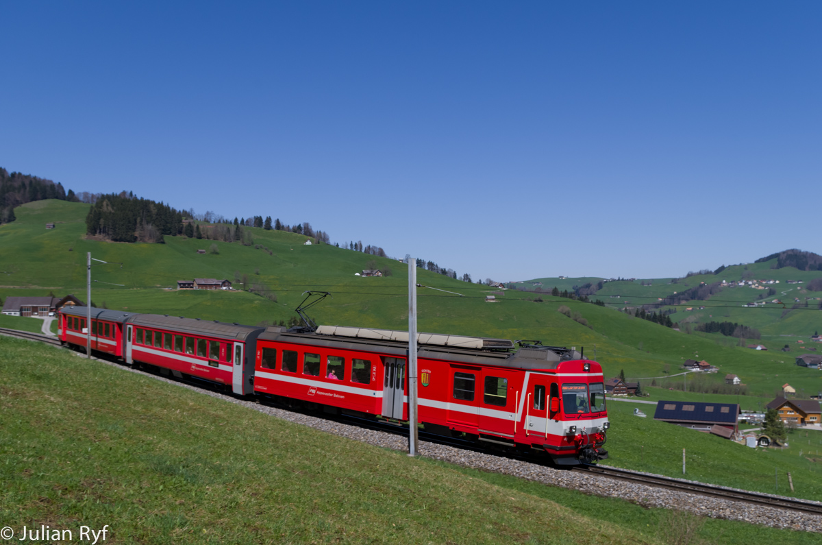 BDe 4/4 43 der Appenzeller Bahnen fährt am 19. April 2015 mit einem Regionalzug (als S23 Teil der S-Bahn St. Gallen) dem Kantonshauptort Appenzell entgegen, den er in Kürze erreichen wird. 