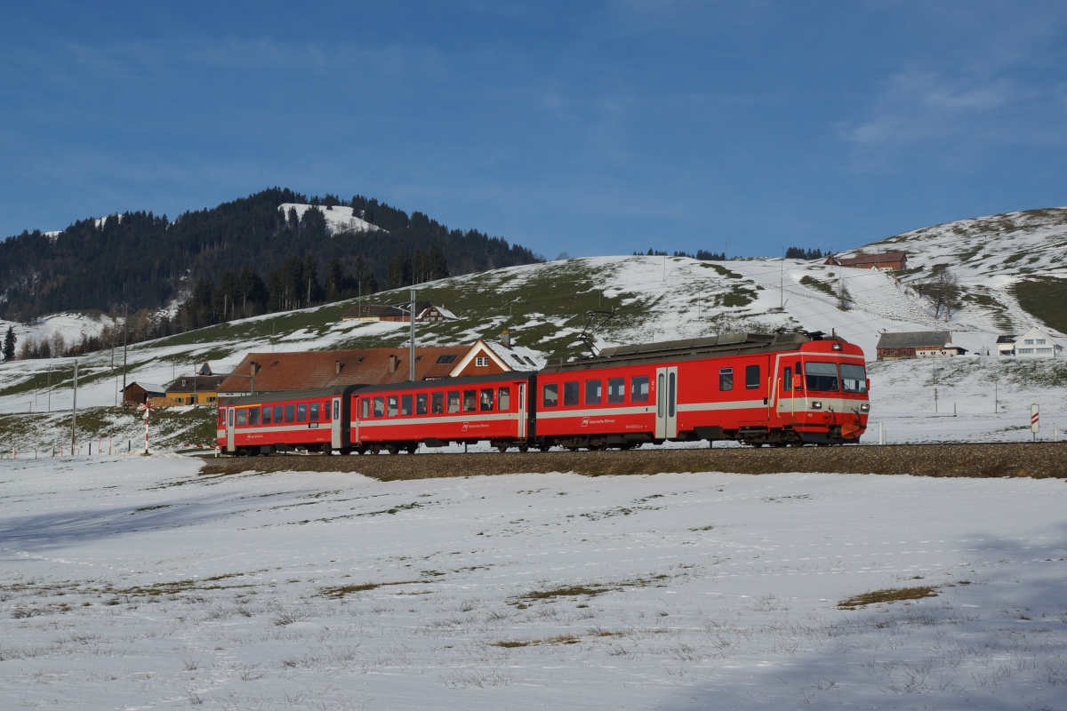 BDe 4/4 45 befindet sich am 01.02.2014 mit einer S 23 bei Gontenbad.