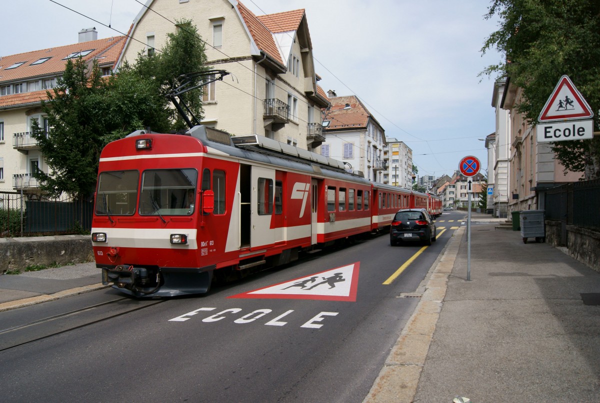 BDe 4/4 613 ist als R252 fährt auf dem Weg von Glovelier nach La-Chaux-de-Fonds kurz vor dem Ziel durch die Rue de Manège in La-Chaux-de-Fonds. (08.08.2015)