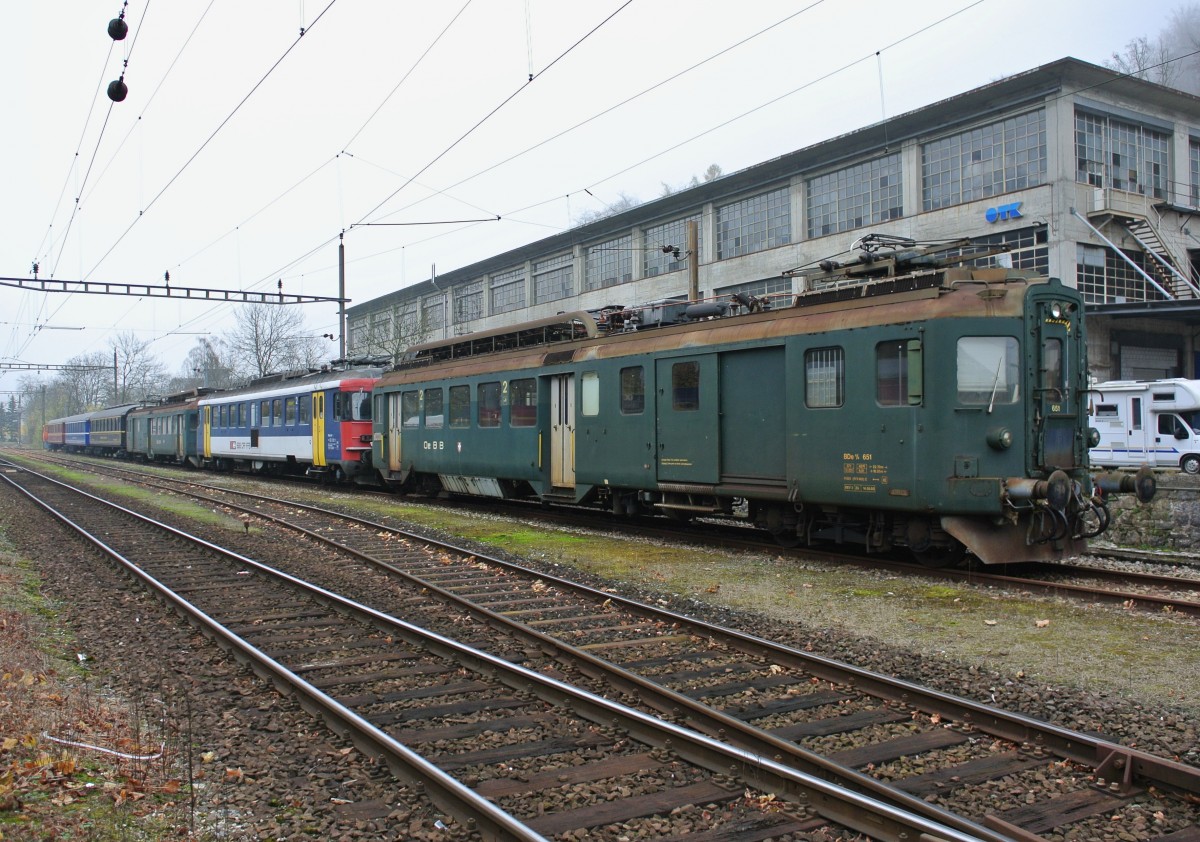 BDe 4/4 651, RBe 540 006-4, BDe 4/4 641 und drei historische Wagen abgestellt in Klus. Die Fahrzeuge sind aufgrund Bauarbeiten in Balsthal momentan in Klus abgestellt. Die drei Triebwagen stehen leider nicht mehr im Einsatz, und warten nun auf ihr weiteres Schicksal, 18.11.2013.