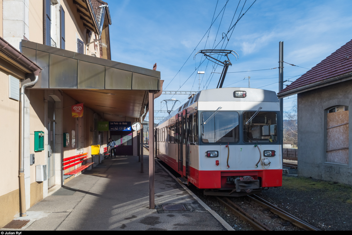 BDe 4/4 7 steht am 22. Dezember 2015 im Endbahnhof Les Ponts-de-Martel der Bahnstrecke La Chaux-de-Fonds - La Sagne - Les Ponts-de-Martel.