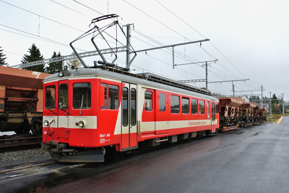 BDe 4/4 I 608 steht mit dem Rollschemel Ua 233 und dem aufgebockten Fcs 40 85 6452 896-1 frs schottern bereit in Le Noirmont, 17.11.2014.