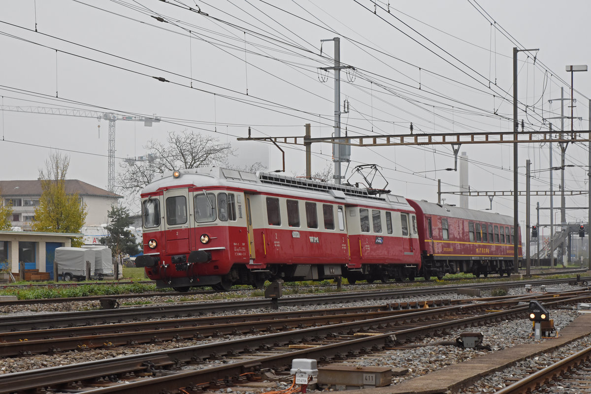 BDe 4/4 Nr.2 zusammen mit dem Mitroba Speisewagen 51 85 88-70 105-6, durchfährt bei trübem Wetter den Bahnhof Pratteln. Die Aufnahme stammt vom 23.11.2019.