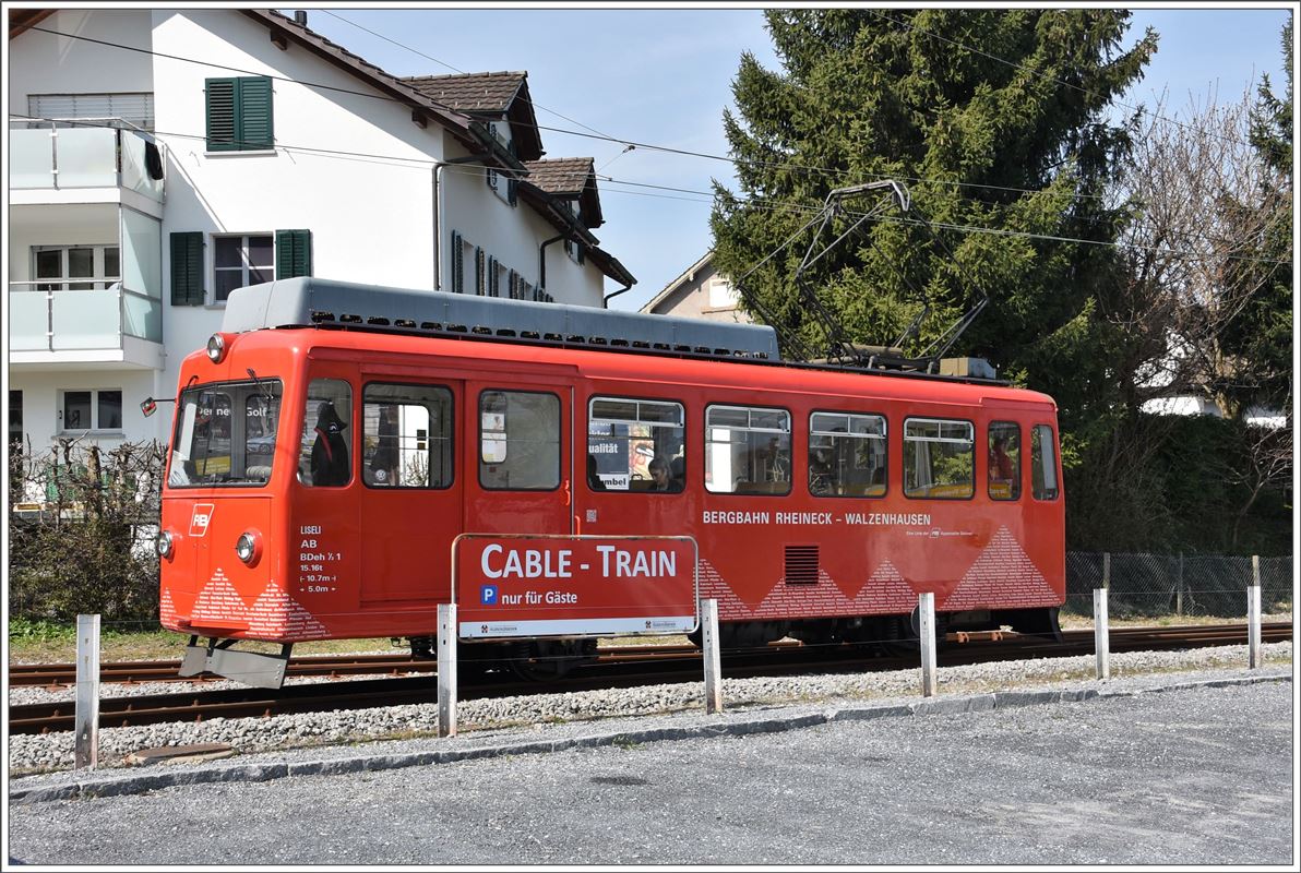 BDeh 1/2 1  Liseli  in Ruderbach. Die Parkplätze dienen nicht Besuchern der steilen Zahnradbahn, sondern sind Besuchern des horizontalen Gewerbes vorbehalten. (29.03.2017)