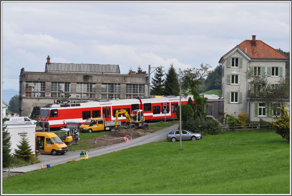 BDeh 3/6 25 mit altem RHB Depot in Heiden. (26.08.2013)