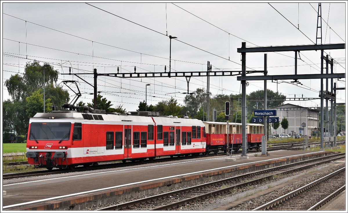 BDeh 3/6 25 mit drei Sommerwagen in Rorschach. (09.08.2017)