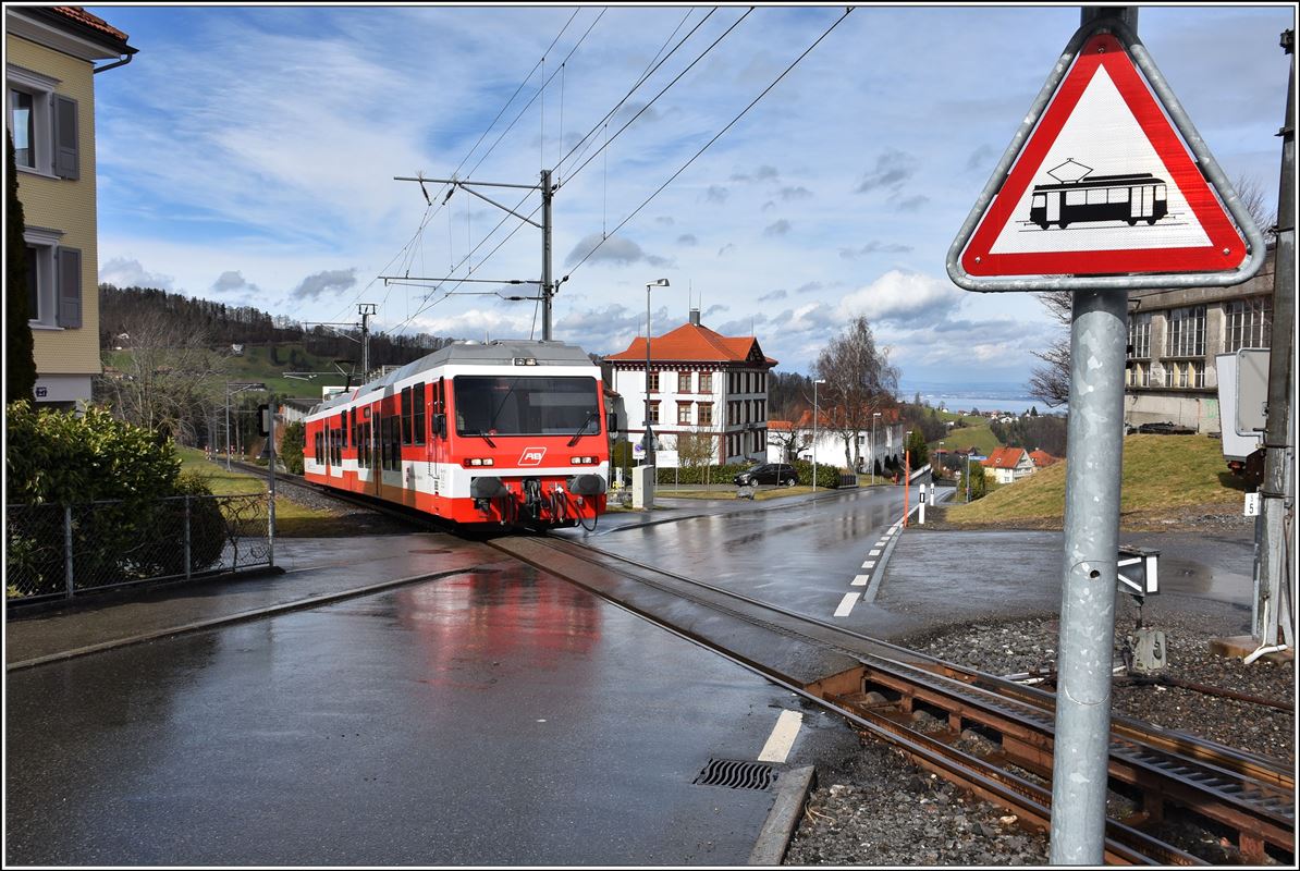 BDeh 3/6 25 der RHB fährt in Heiden ein. (12.03.2018)