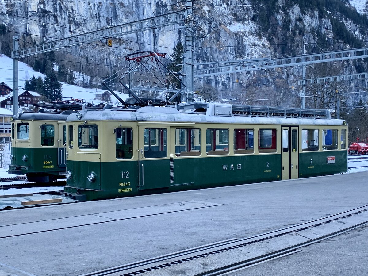 BDeh 4/4 104 und 112 der WAB am 8.2.22 im Bahnhof Lauterbrunnen abgestellt.