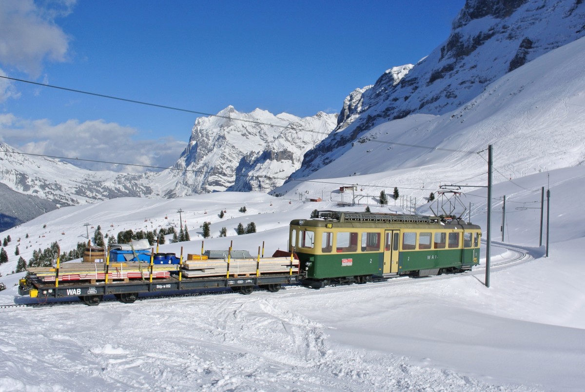 BDeh 4/4 118 und Sklp-w 852 unterhalb von kleine Scheidegg bei Talfahrt Richtung Grindelwald Grund, 25.02.2015.