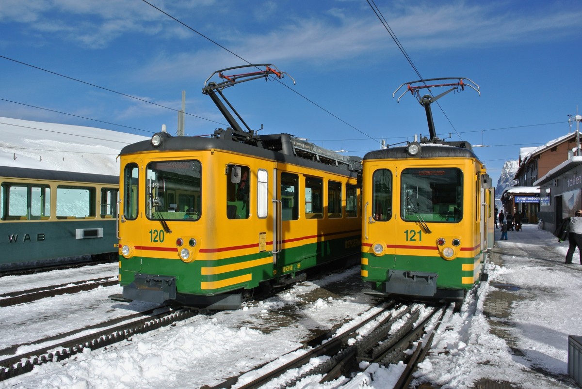 BDeh 4/4 120+121 warten in Kleine Scheidegg auf die Rckfahrt nach Lauterbrunnen, 16.11.2014.