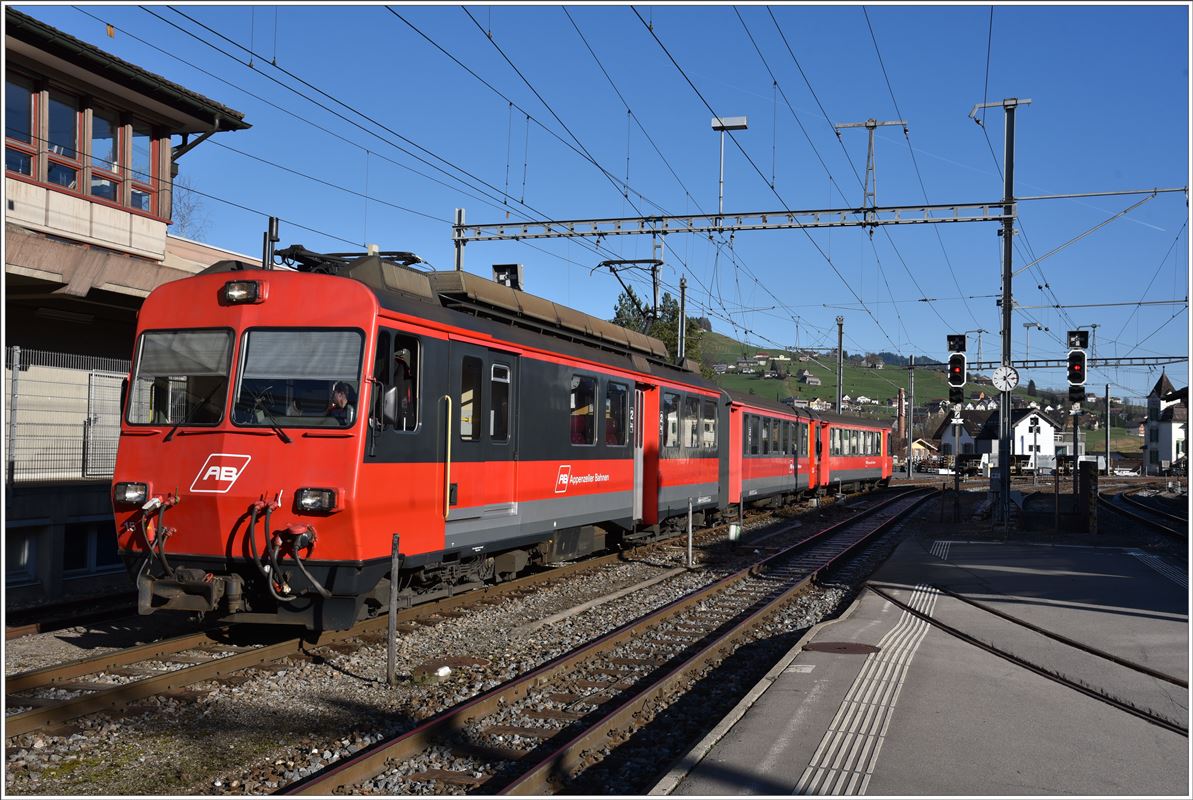 BDeh 4/4 15 mit zwei ABt in Appenzell. Beim mittleren Steuerwagen wurde die 1.Klasse deklassiert. (02.12.2016)