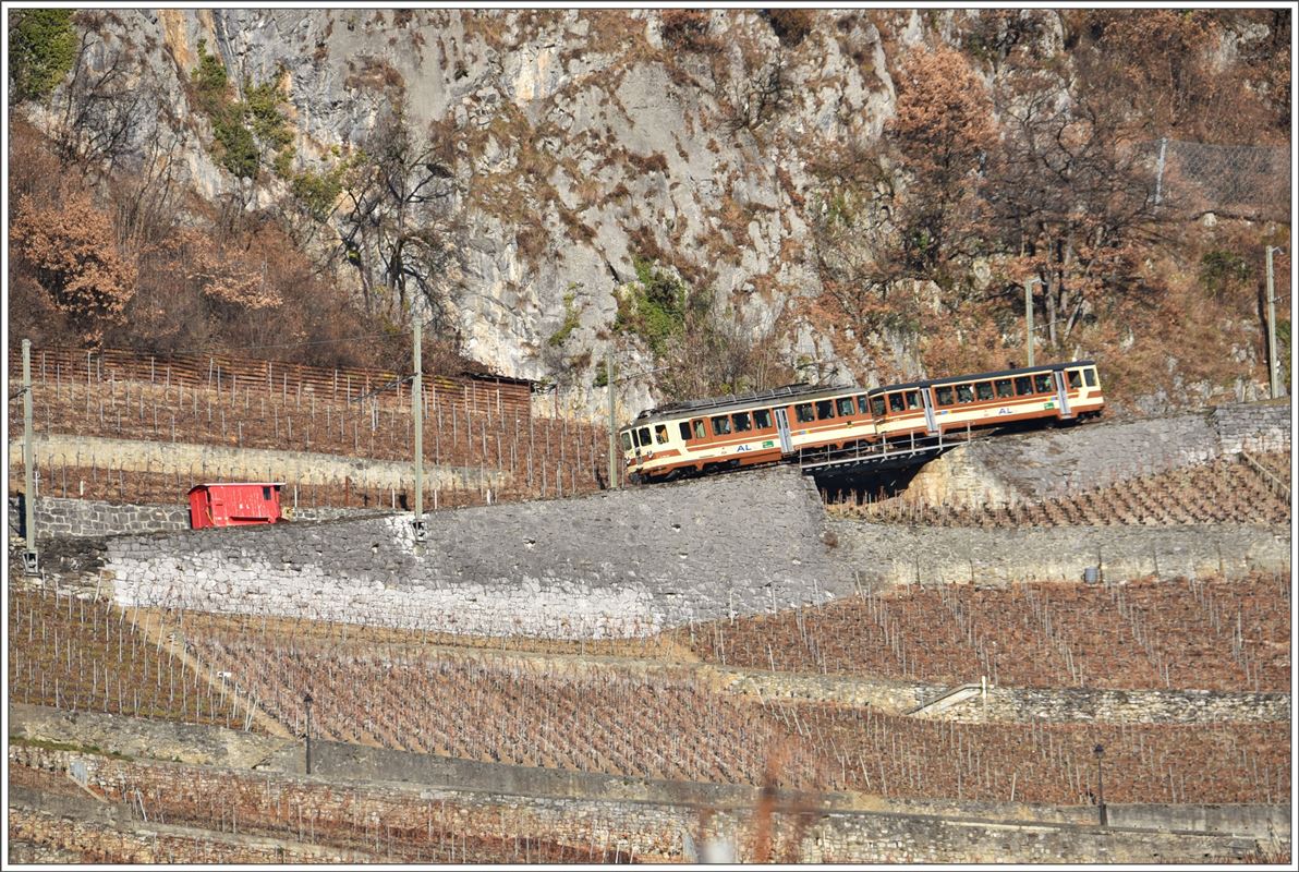 BDeh 4/4 302 + Bt351 in alter AL Farbgebung befindet sich auf Talfahrt in den Rebbergen oberhalb von Aigle. (14.12.2016)