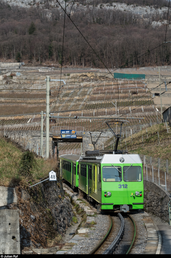 BDeh 4/4 312 der AL schiebt seinen Steuerwagen am 17. Februar 2016 von Aigle-Dépôt aus bergwärts nach Leysin.