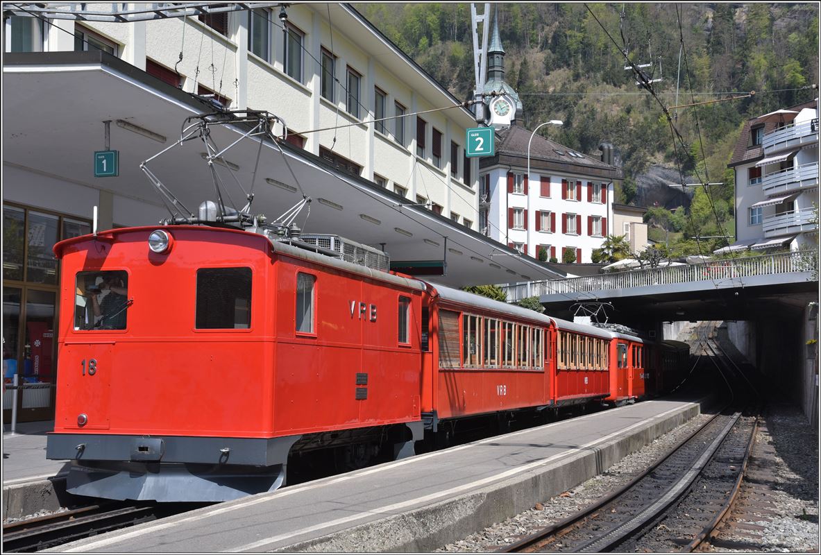 BDeh 4/4 5 und He 2/2 18 sind beide mit zwei Vorstellwagen bereit zur Fahrt nach Rigi Kulm. (20.04.2018)