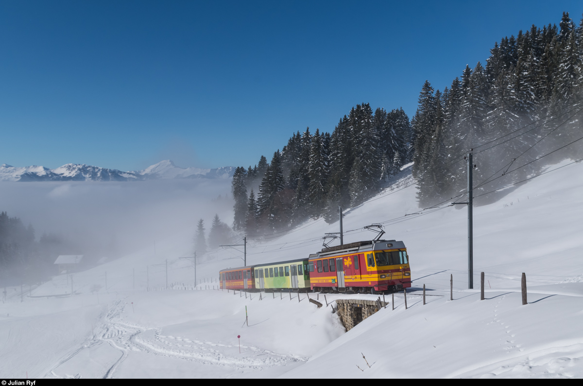 BDeh 4/4 83 taucht am 17. Februar 2016 oberhalb der Station Col de Soud aus dem Nebel auf.