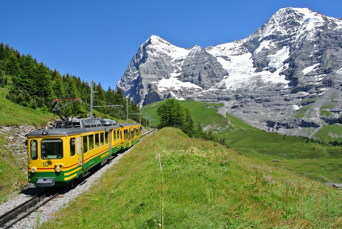 BDeh 4/4 Nr. 122 zwischen Wengernalp und kleine Scheidegg, 19.07.2016.

