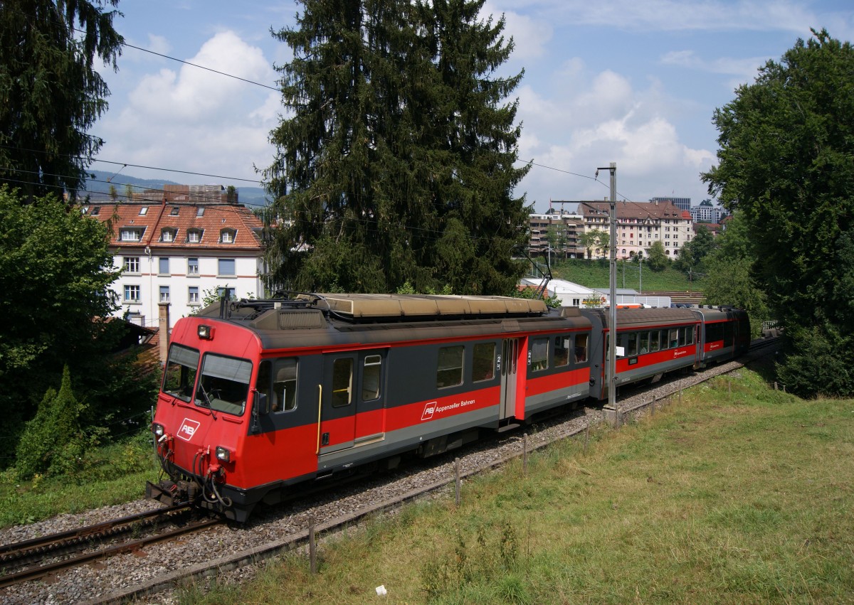 BDeh 4/4 Nr. 15 ist am 10.08.2015 als S2127 von St.Gallen nach Appenzell unterwegs und erklimmt dabei den Zahnstangenabschnitt auf der Ruckhalde.