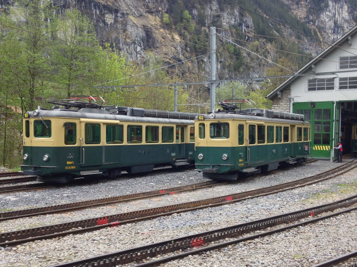 BDeh 4/4 Pendel 107 und der BDeh 4/4 102 abgestellt vor dem Depot in Lauterbrunnen, 29.04.2014.

