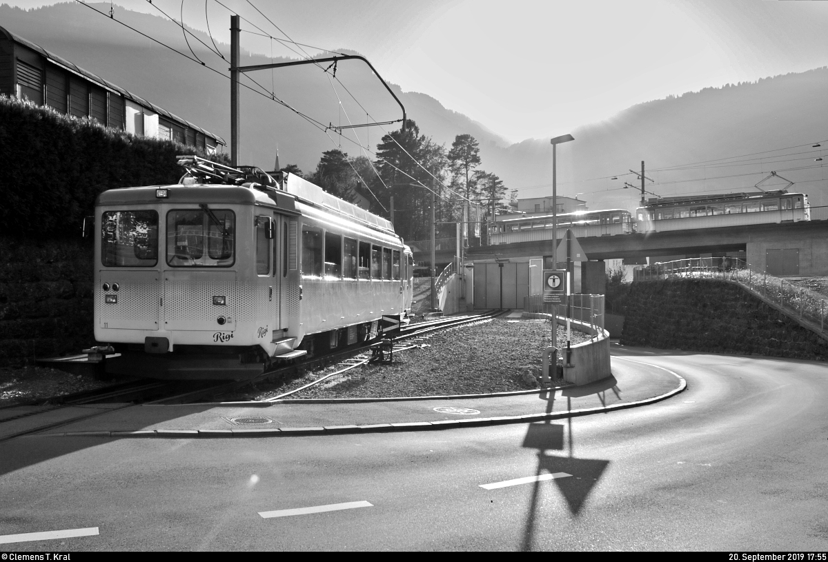 BDhe 2/4 11 (CFeh 2/4 11) der Arth-Rigi-Bahn (ARB | Rigi Bahnen AG) ist im Bahnhof Arth-Goldau (CH) abgestellt, während sich oben am Bahnsteig noch BDhe 2/4 14 (CFeh 2/4 14) versteckt.
Aufgenommen im Gegenlicht, daher in S/W.
[20.9.2019 | 17:55 Uhr]