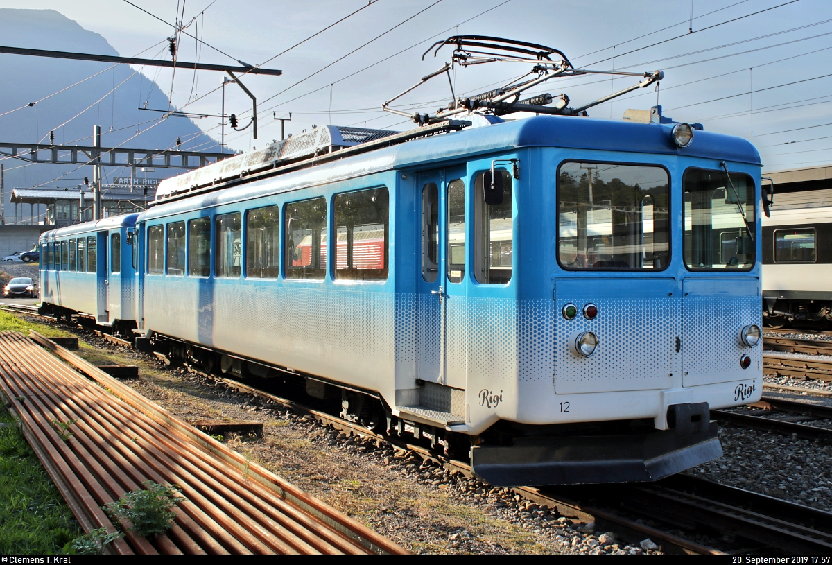 BDhe 2/4 12 (CFeh 2/4 12) der Arth-Rigi-Bahn (ARB | Rigi Bahnen AG) ist im Bahnhof Arth-Goldau (CH) vorübergehend abgestellt.
Aufgenommen von der Güterstrasse/Rigistrasse.
[20.9.2019 | 17:57 Uhr]