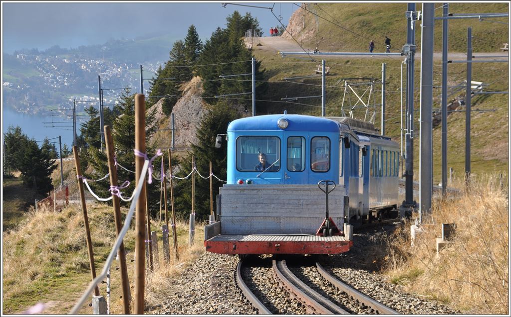 BDhe 2/4 14 und Bt 24 kurz vor Rigi Kulm. (18.11.2015)