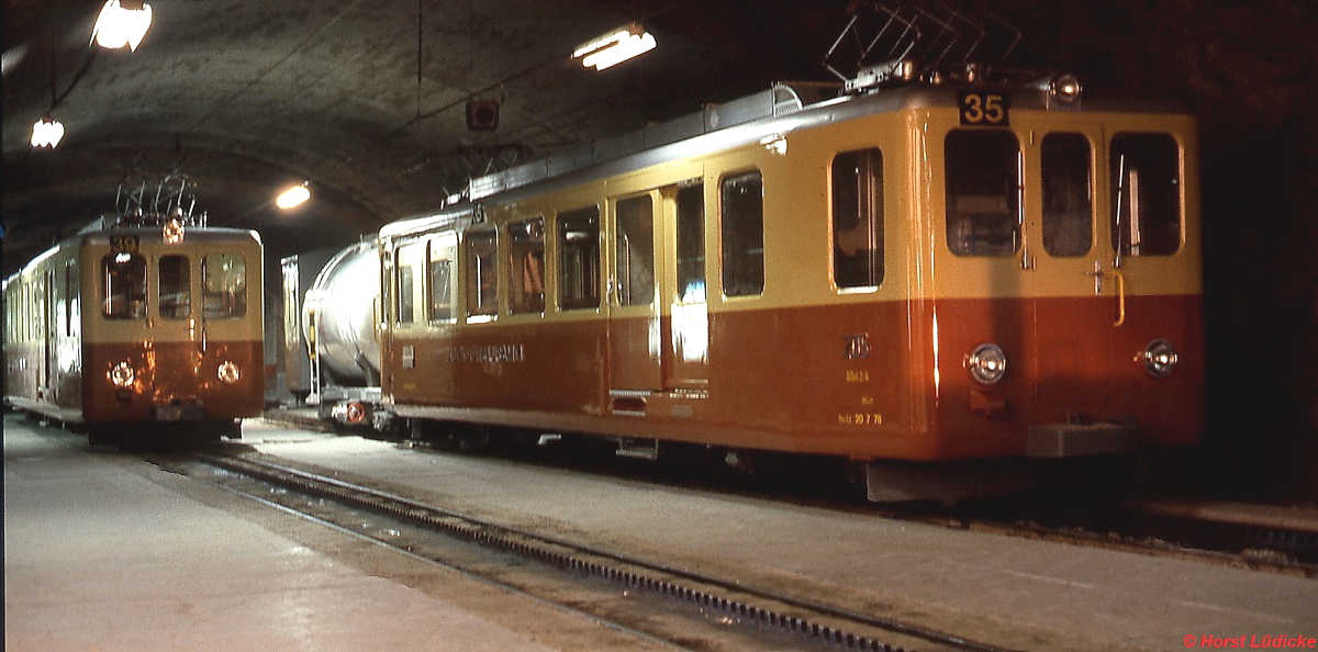 BDhe 2/4 206 und ein weiterer BDhe 2/4 der Jungfraubahn im Mai 1980 in der Station Jungfraujoch. Obwohl es bessere Fotomotive gibt, konnte ich der Versuchung nicht widerstehen, ein Bild in der höchstgelegenen Eisenbahnstation Europas zu machen (3.454 m).