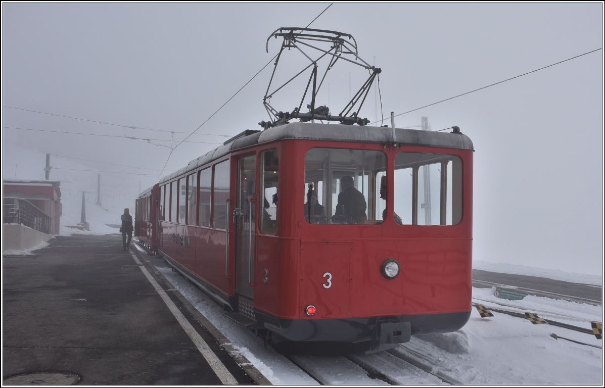 BDhe 2/4 3 und Vorstellwagen 1 in Rigi Kulm, wo es für die Passagiere ausser Nebel nichts zu sehen gibt. (13.11.2019)