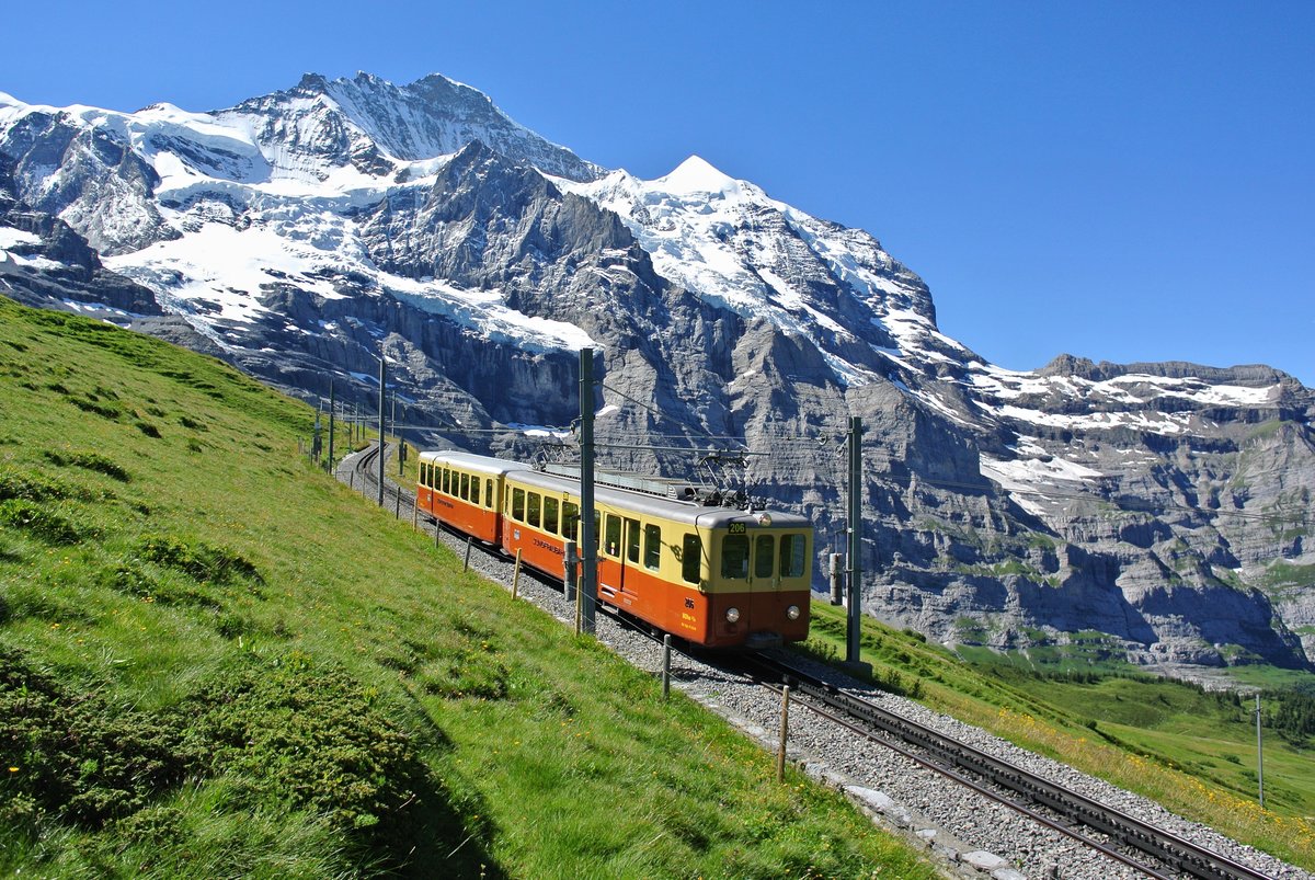 BDhe 2/4 Nr. 206 mit Bt 30 zwischen Kleine Scheidegg und Eigergletscher, 18.07.2016.

