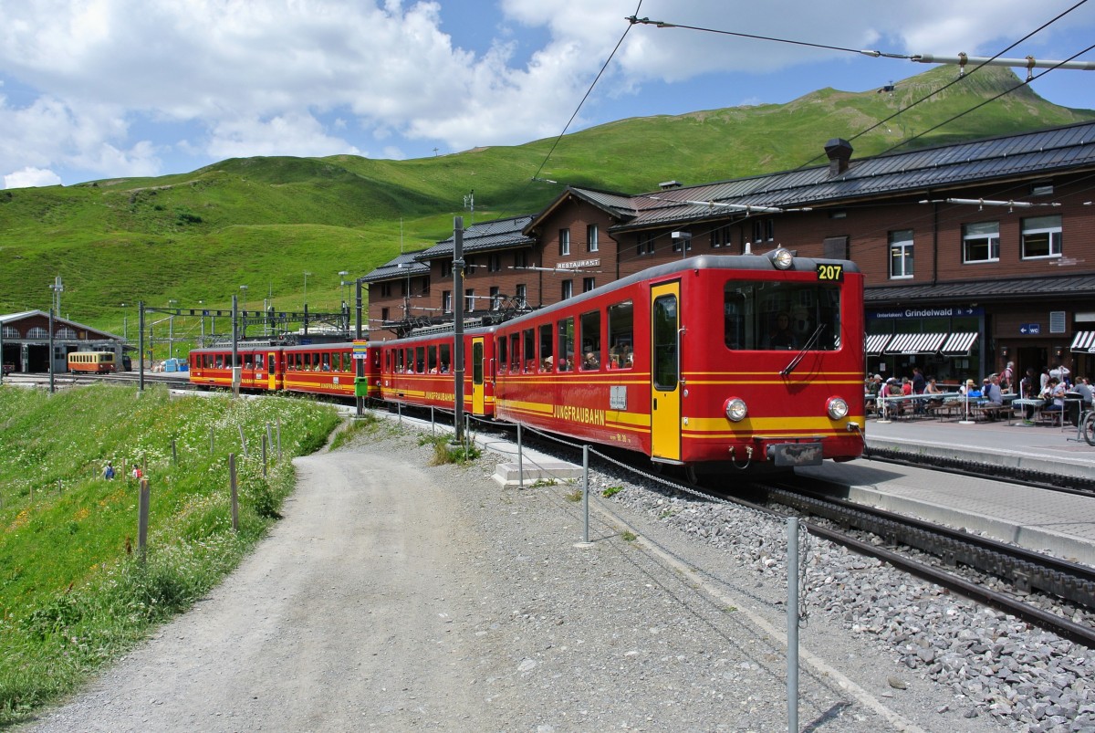 BDhe 2/4 Nr. 207+209 stehen abfahrbereit in kleine Scheidegg nach Jungfraujoch. Die alten Pendel werden v. a. noch fr Gruppen verwendet, doch neue Zge sind schon bestellt...., 07.07.2015.