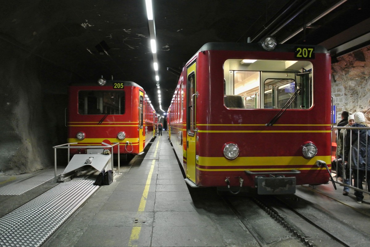 BDhe 2/4 Pendel 205 + 207 in Jungfraujoch-Top of Europe, die hchste Bahnstation Europas, 3454 m. . M., 16.11.2014.