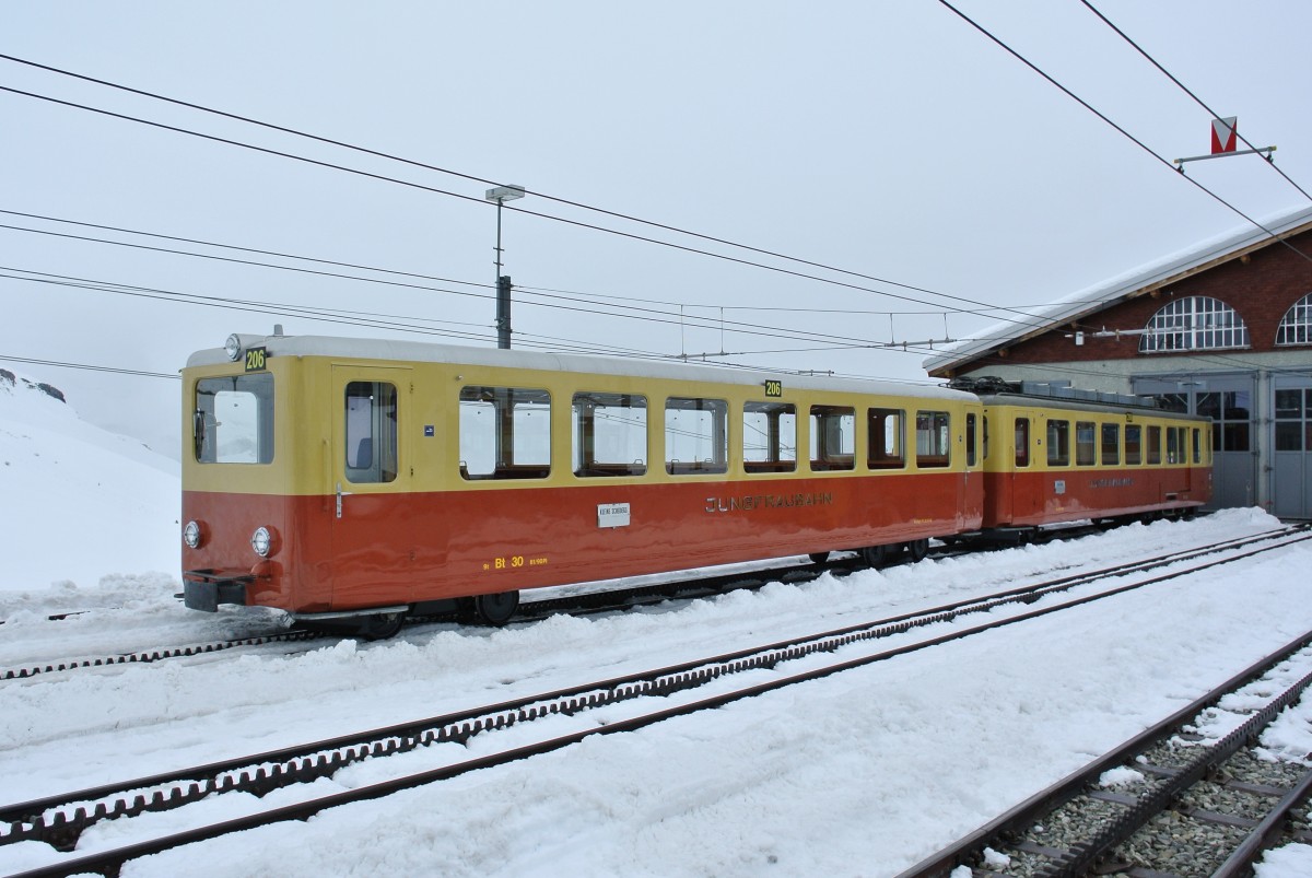 BDhe 2/4 Pendel 206 abgestellt vor dem Depot in Kleine Scheidegg, 29.04.2014.