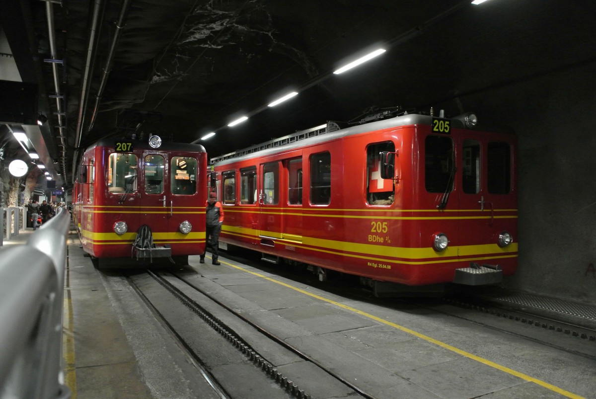 BDhe 2/4 Pendel 207 + 205 in Jungfraujoch-Top of Europe, die hchste Bahnstation Europas, 3454 m. . M., 16.11.2014.
