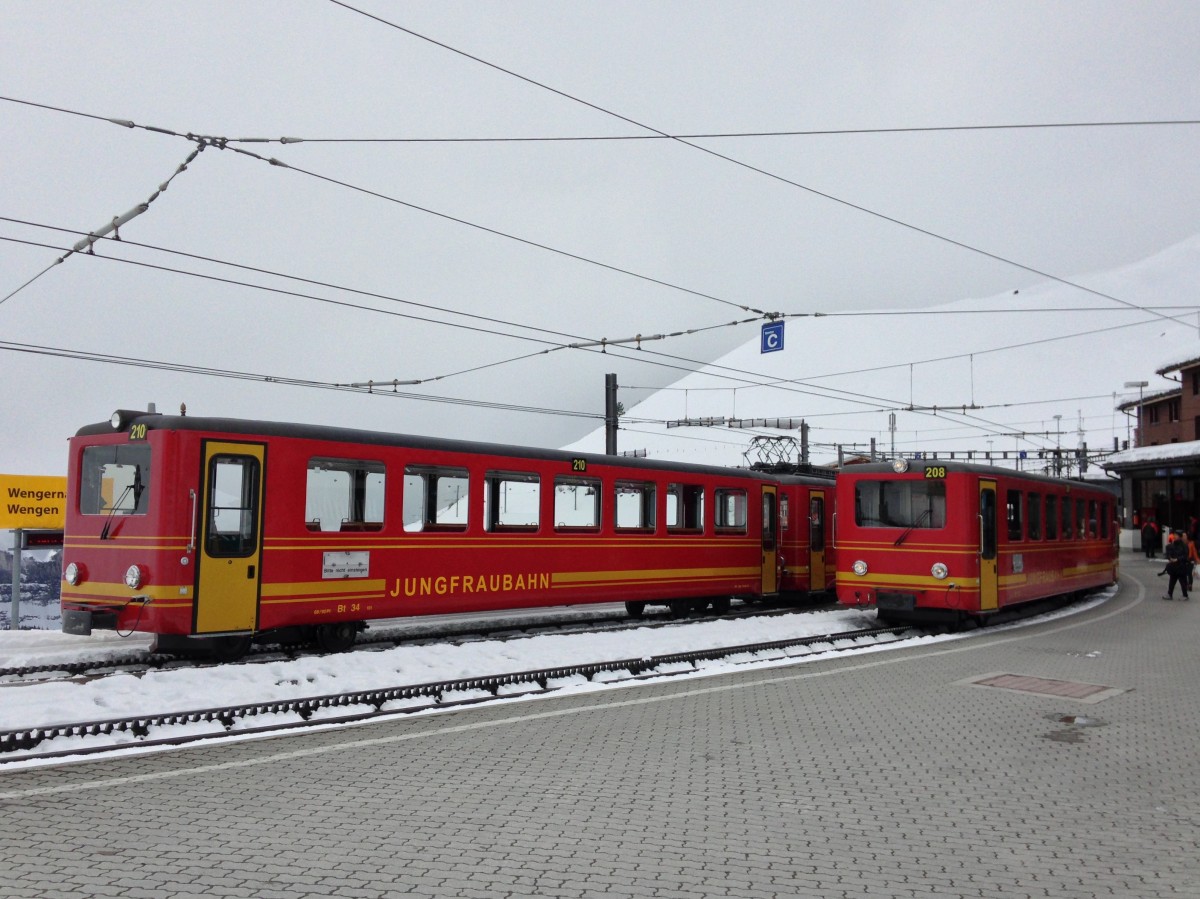 BDhe 2/4 Pendel 210+208 in Kleine Scheidegg, 29.04.2014.