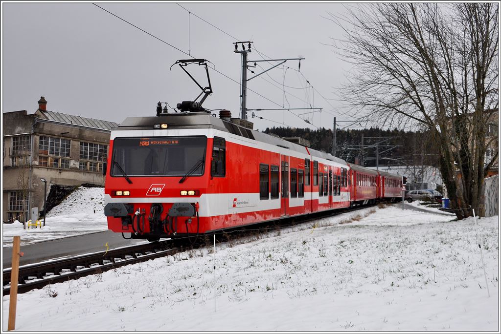 BDhe 3/6 25 mit B10 und B11 bei der Abfahrt in Heiden Richtung Rorschach Hafen. (29.11.2015)