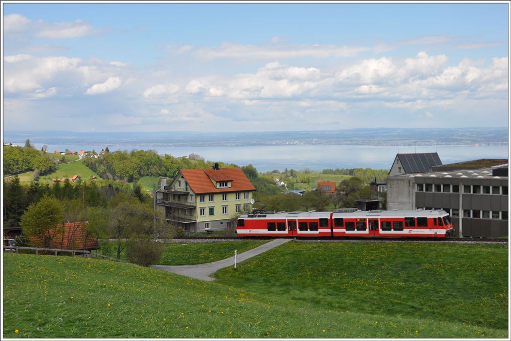 BDhe 3/6 25 unterhalb Heiden mit Blick zum deutschen Ufer jenseits des Bodensees. (28.06.2016)