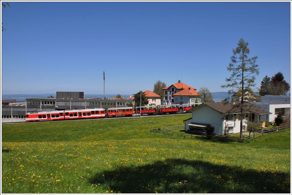 BDhe 3/6 25, Velowagen D9 und drei Sommerwagen bei der Bahnhofeinfahrt in Heiden.Mein Elternhaus im Vordergrund war mein Logenplatz. (05.05.2016)