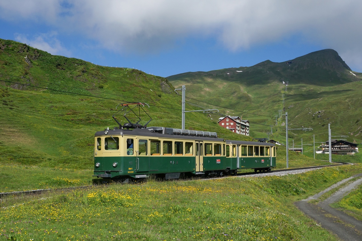 BDhe 4/4 111 und Bt 226 verlassen am 09.07.2016 die Kleine Scheidegg in Richtung Grindelwald.