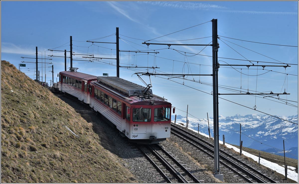 BDhe 4/4 22 + Bt verlassen Rigi Kulm Richtung Vitznau. (20.04.2018)