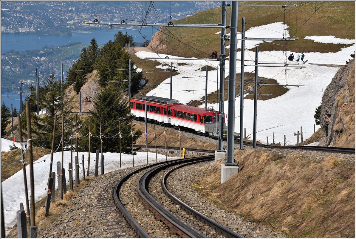 BDhe 4/4 22 und Bt plus Güterwagen der ehem.VRB zwischen Staffel und Kulm. Das linke Gleis wird von den blauen Zügen der ehem,ARB befahren. (20.04.2018)
