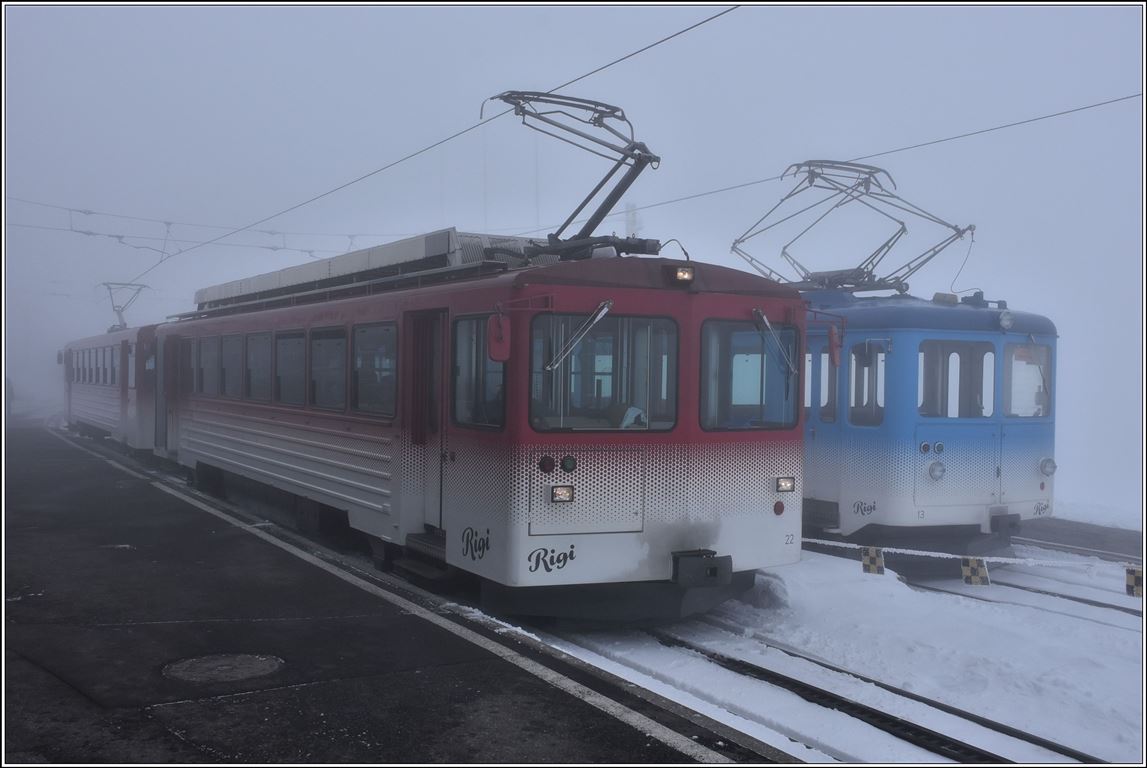BDhe 4/4 22 (VRB) und BDhe 2/4 13 (ARB) in Rigi Kulm. (13.11.2019)
