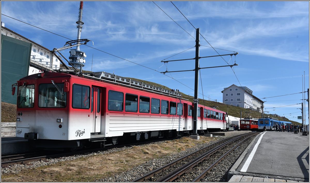 BDhe 4/4 22+Bt VRB und Bhe 2/4 2 VRB und Bhe 2/4 13 und Bt 23 ARB in Rigi Kulm. (20.04.2018)