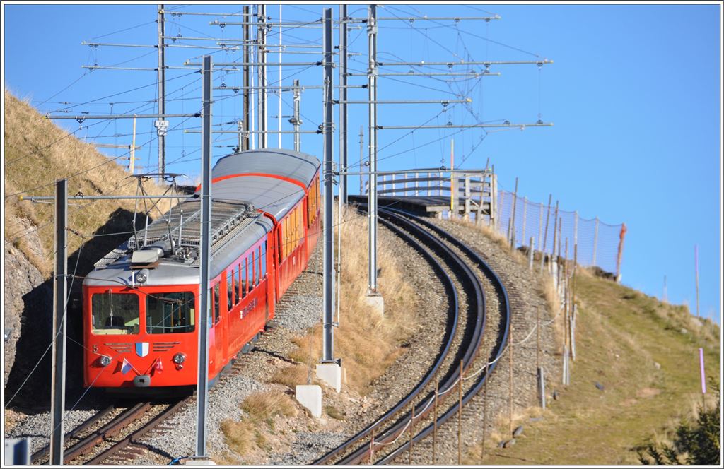 BDhe 4/4 5 kurz vor der Bergstation Rigi Kulm. (18.11.2015)