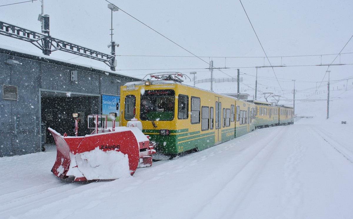 BDhe 4/8 131 mit vorgespanntem Spurpflug X 703 bei Einfahrt in Kleine Scheidegg, 21.11.2013.