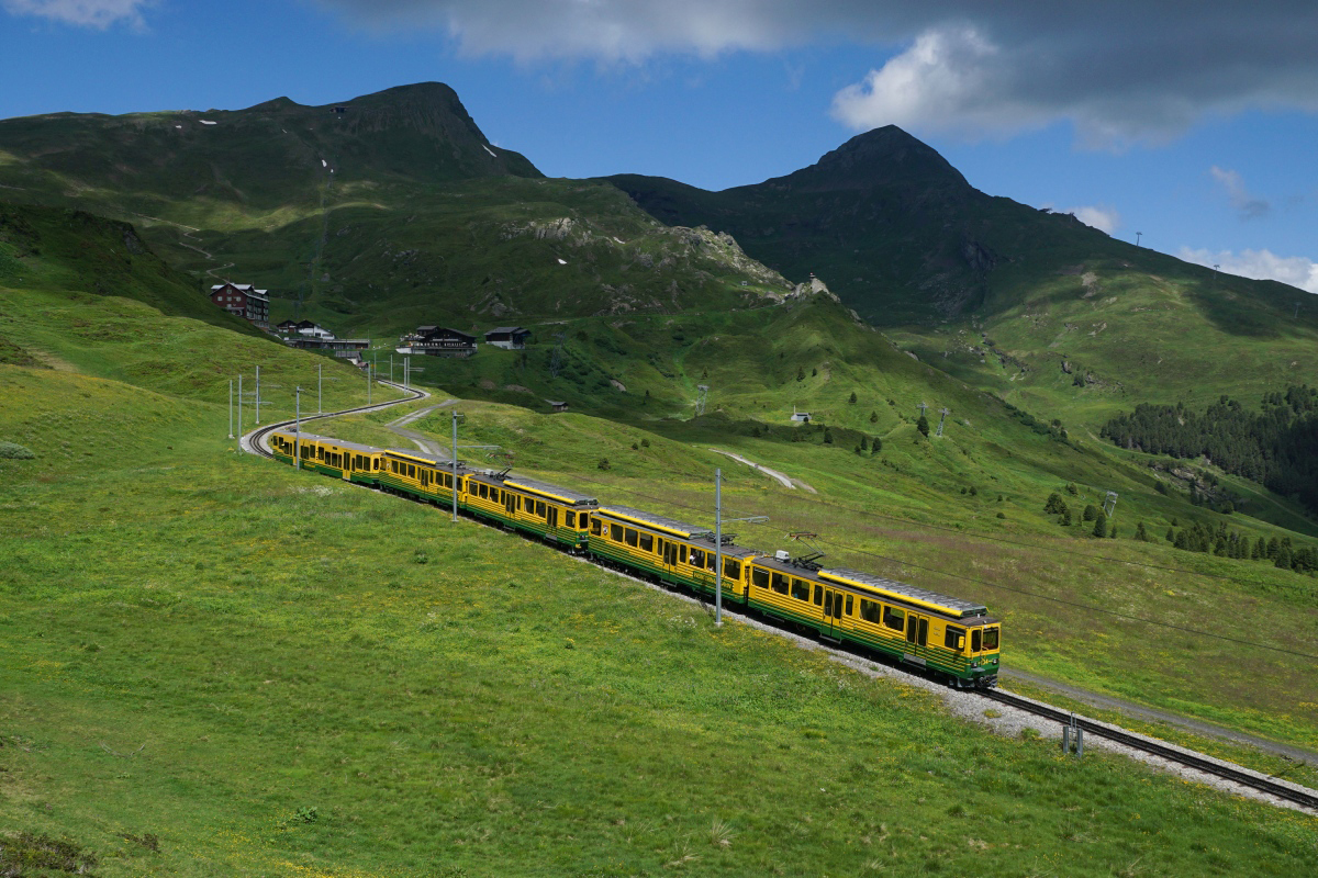 BDhe 4/8 134 und BDhe 4/8 132 sowie Bt 253 befinden sich am 09.07.2016 unterhalb der Kleinen Scheidegg.